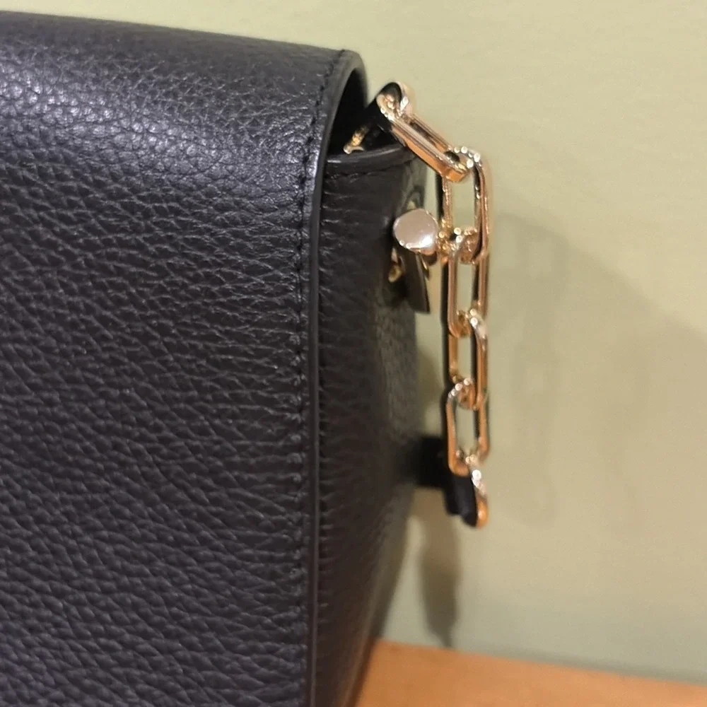 Tory‎ Burch Thea Pebbled Leather Flap Crossbody Black EUC Quiet Luxury